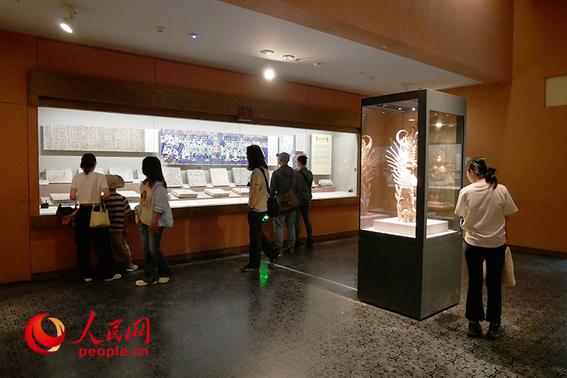 8月22日，觀眾在敦煌市博物館參觀展覽。人民網記者 韋衍行攝